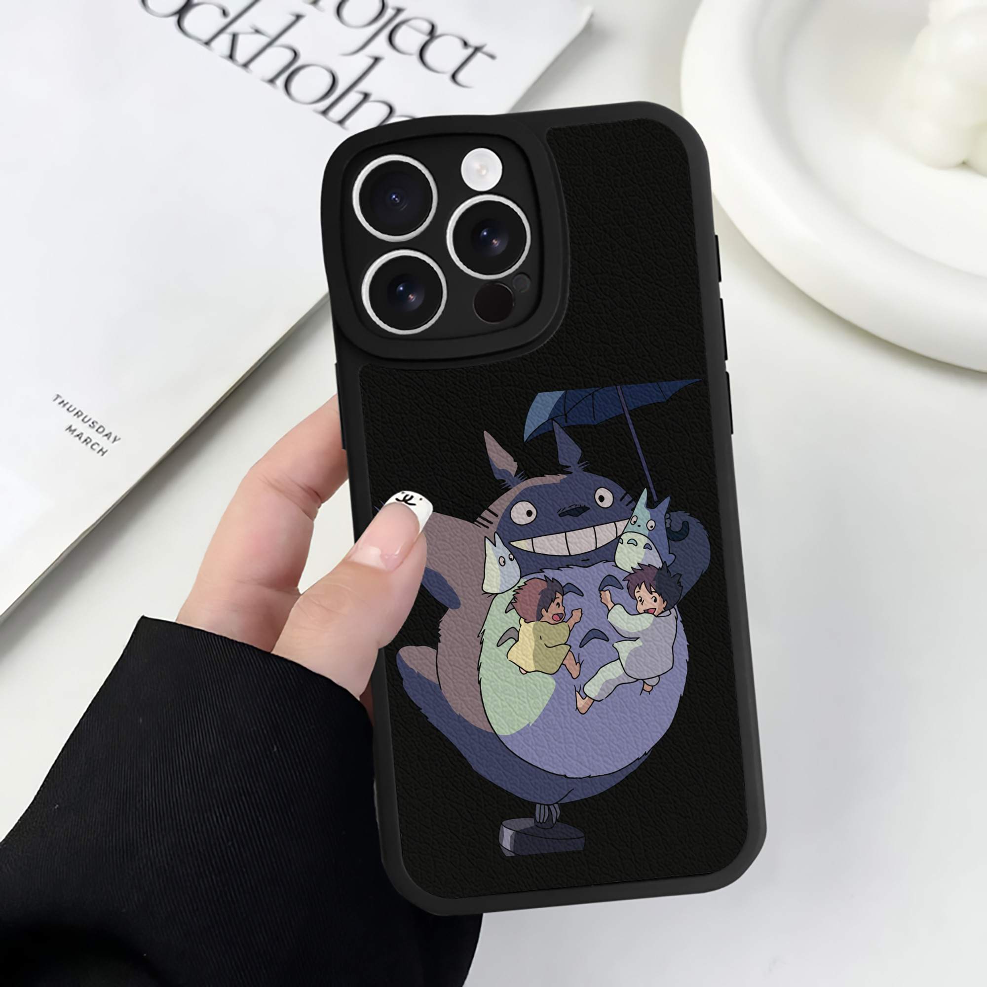 （画像用） となりのトトロ 草壁メイ 草壁サツキ My Neighbor Totoro Satsuki Kusakabe Mei Kusakabe 【iPhone 16シリーズ対応】シリコンスマホケース（レザー調） 材質：シリコン
